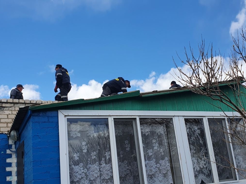 Энергетики и шахтеры помогли в восстановлении крыши дома труженика тыла в Шерловой Горе